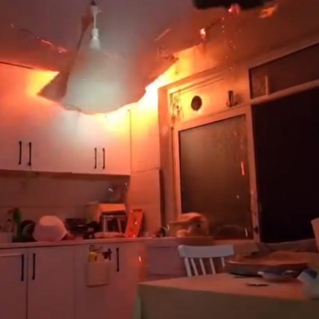 Yangına müdahale ederken çöken tavanın altında kalmaktan son anda kurtuldul...