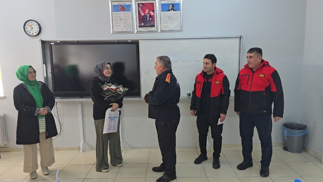 Sorgun Belediyesi İtfaiyesi, kendilerine mektup yazan Belinay'a okulunda sürpriz yaptı