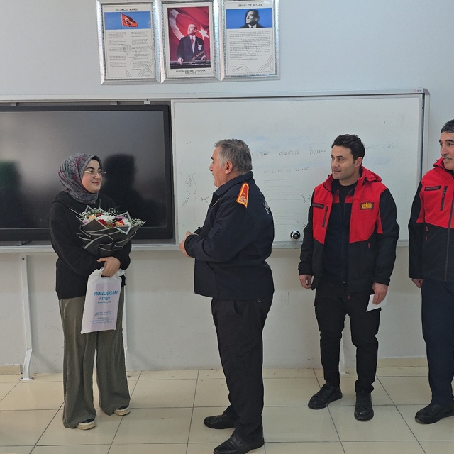 Sorgun Belediyesi İtfaiyesi, kendilerine mektup yazan Belinay'a okulunda sü...