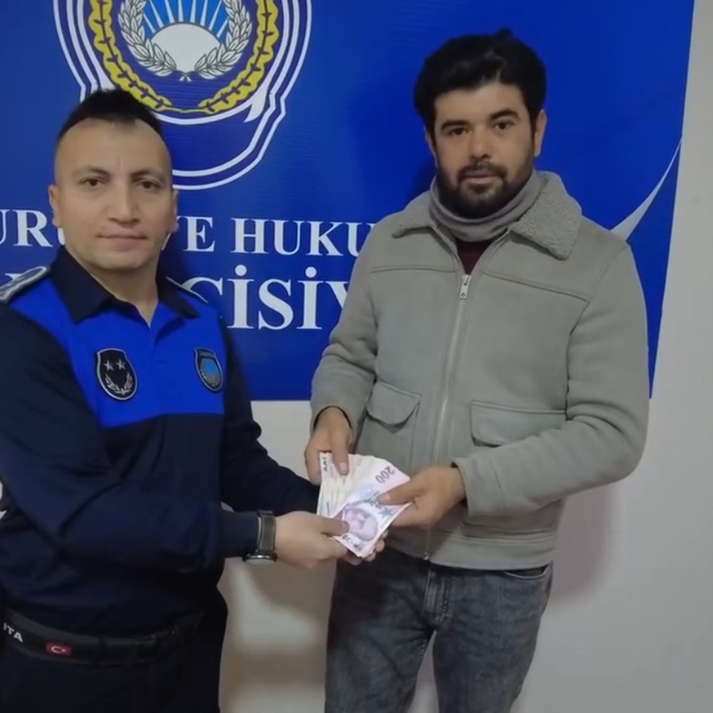 ATM'de unutulan 5 bin TL sahibine teslim edildi