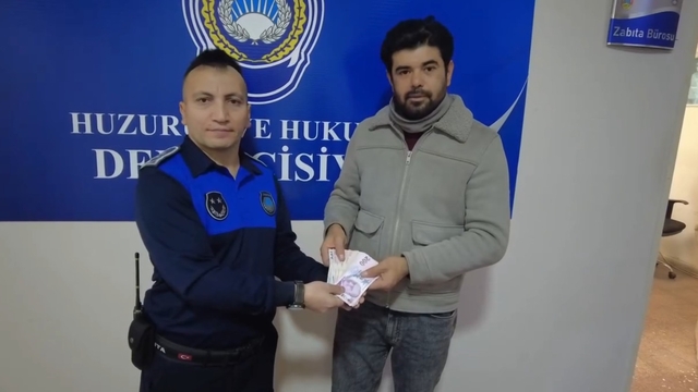 ATM'de unutulan 5 bin TL sahibine teslim edildi