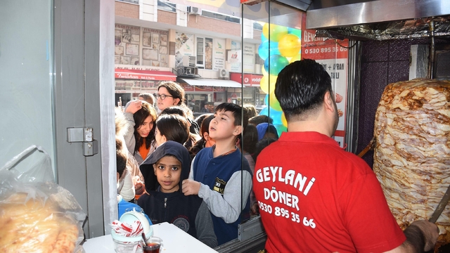 İzmirli dönerci, Sadettin Saran'a verdiği sözü tuttu