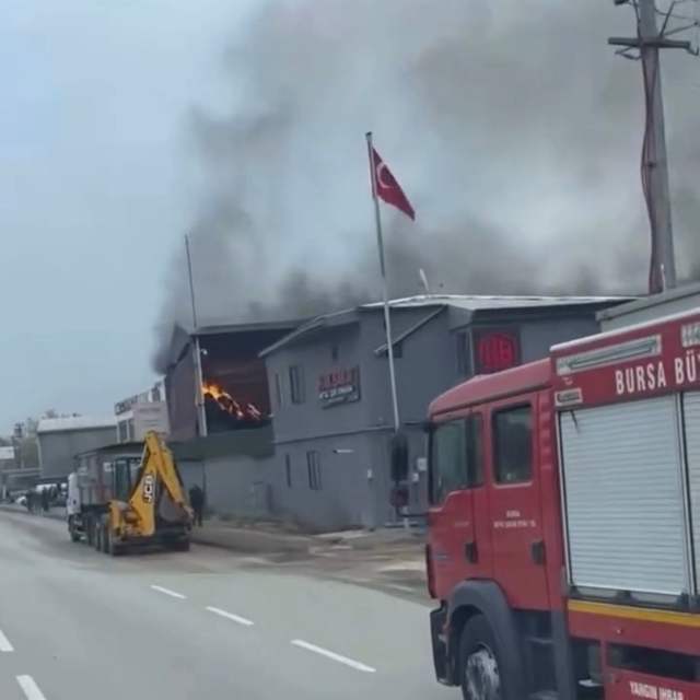 Fabrika deposunda yangın