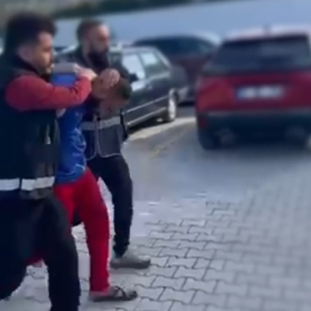 Taşla park halindeki otomobiller ile iş yerlerinin camlarını kıran şüpheli...