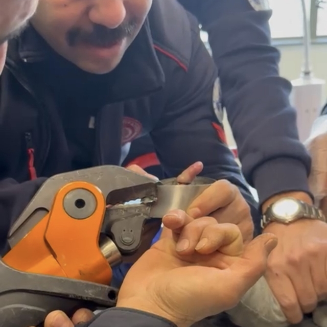 Parmağı çelik küllüğe sıkışan bebeğin imdadına itfaiye yetişti