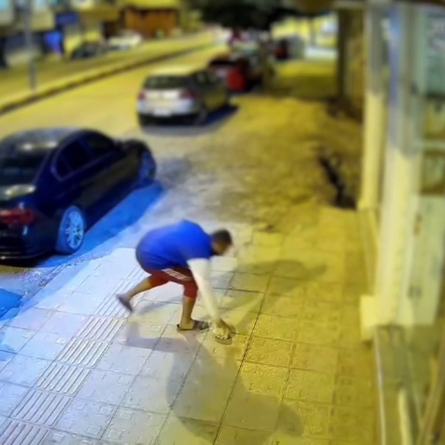 Park halindeki 6 araç ve 4 iş yerinin camlarını taşla kıran alkollü şahıs t...