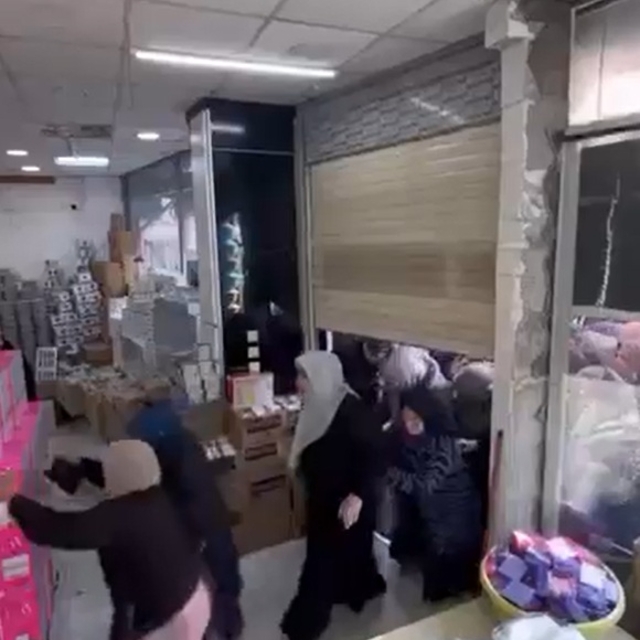 Çeyiz mağazası açılışında izdiham