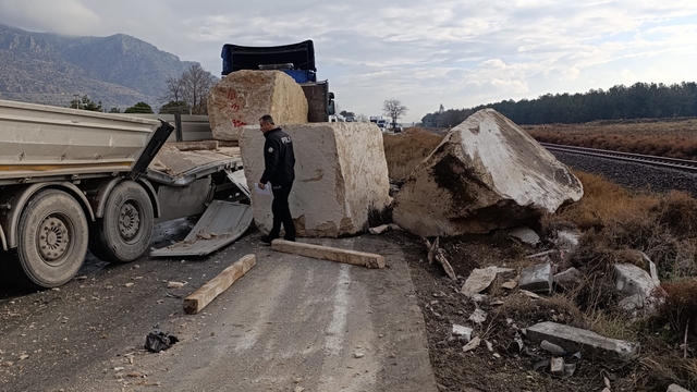 Denizli'de tırla çarpışan hafif ticari aracın sürücüsü öldü