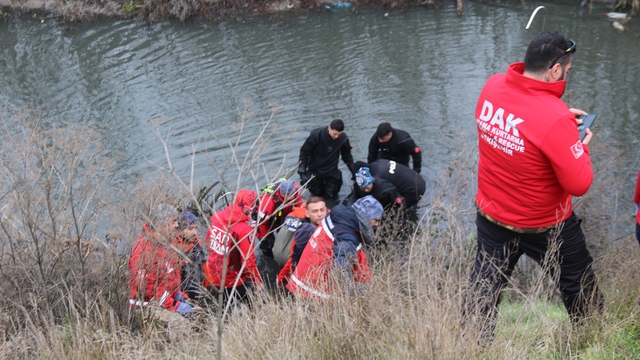 Arandığı yerden 2 kilometre ötede bulunan öğretmenin cenazesi otopsi için morga kaldırıldı