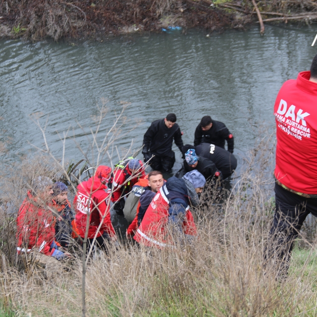Arandığı yerden 2 kilometre ötede bulunan öğretmenin cenazesi otopsi için m...