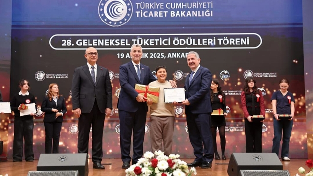 Bolu'yu temsil etti, bin 600 eser arasından Türkiye birincisi oldu
11 yaşındaki öğrenci Ticaret Bakanı Bolat'tan ödülünü aldı