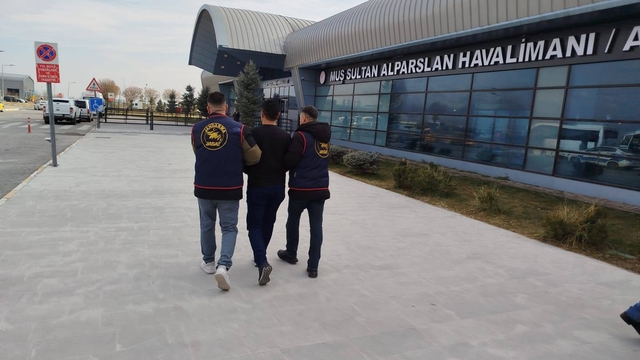 Dolandırıcılık hükümlüsü havalimanında yakalandı