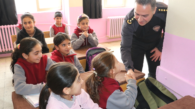 Ağrı polisinden kış mevsiminde köy çocuklarını ısıtan yardım