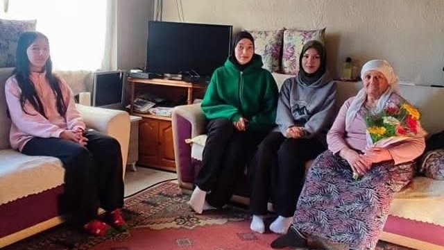 Fidanlar çınarlarla buluşuyor, nesiller arası gönül köprüsü kuruluyor
Çınarlar anlattı, fidanlar dinledi; Çal'da yüreklere dokunan buluşma