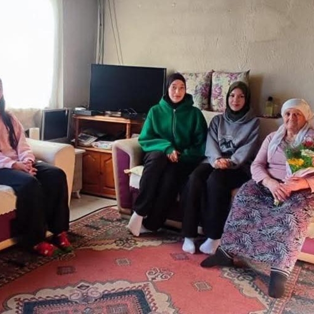 Fidanlar çınarlarla buluşuyor, nesiller arası gönül köprüsü kuruluyor
Çınar...