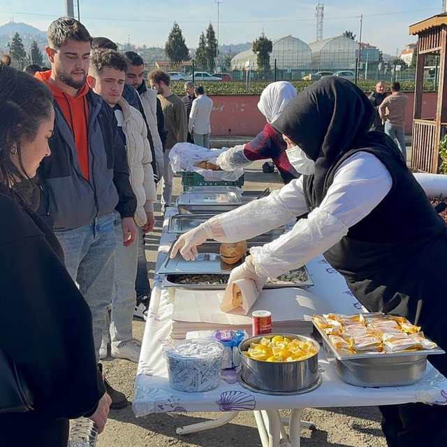 Üniversite öğrencileri hamsi festivaliyle moral depoladı