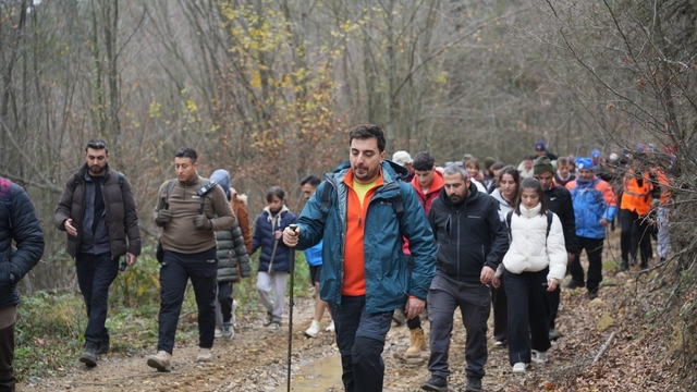 Yenişehir'de doğa yürüyüşü ile gençler stres attı