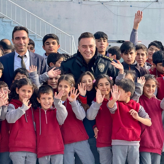 Ağrı'da emniyet personelinden minik yüreklere kışlık bot