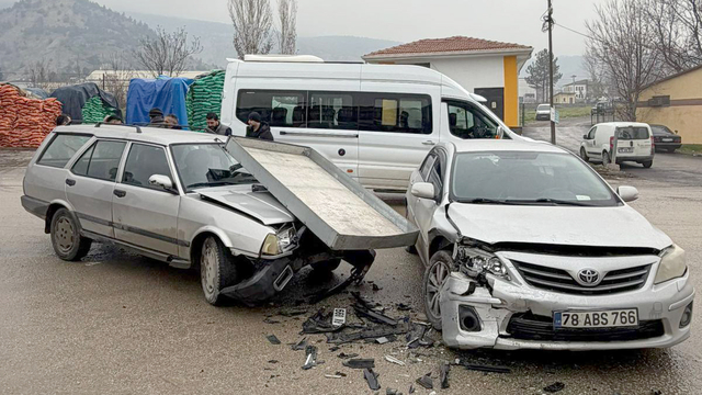Karabük'te iki otomobilin çarpıştığı kazada 1 kişi yaralandı