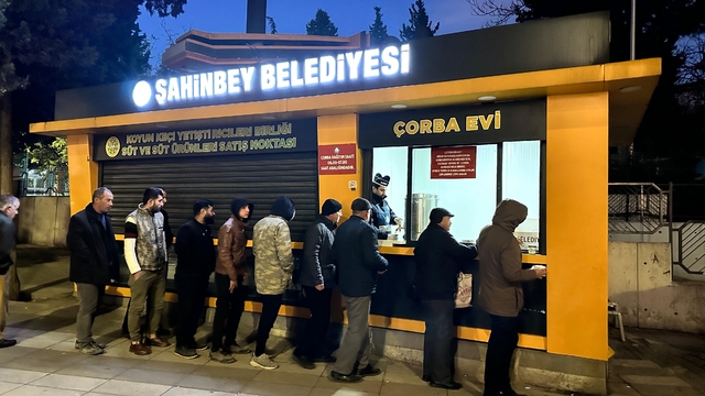 Şahinbey Belediyesi'nden vatandaşın içini ısıtan ikram