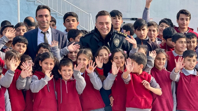 Ağrı'da emniyet personelinden minik yüreklere kışlık bot