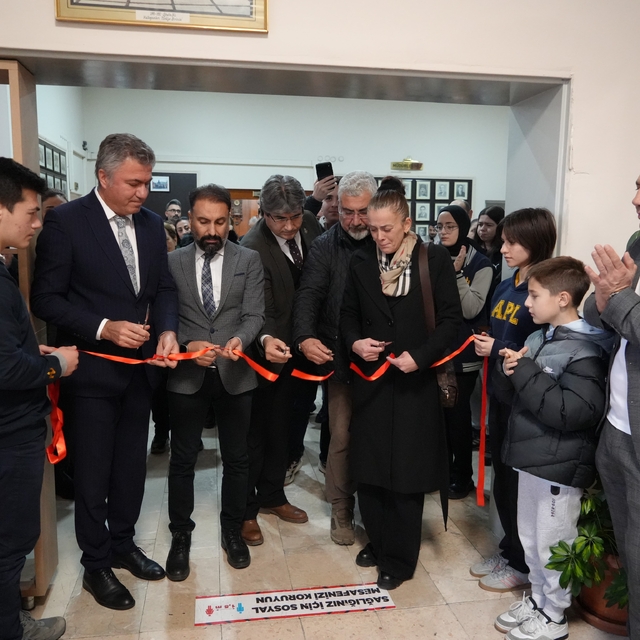 Trafik kazasında hayatını kaybeden öğrencinin adı okulundaki kütüphanede ya...