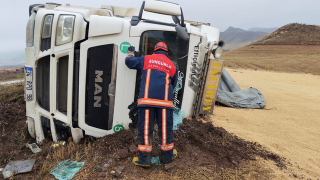 Çorum'da buğday yüklü tır devrildi, sürücü yaralandı