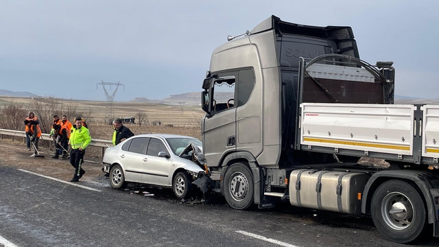 Nevşehir'de tırla çarpışan otomobildeki 1 kişi öldü, 3 kişi yaralandı