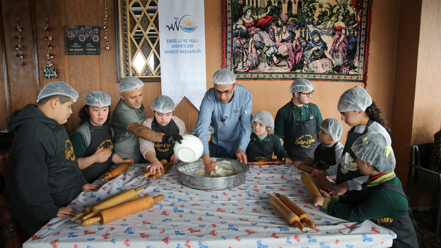 Van'da özel gereksinimli çocuklar fırında "Van Kıymalısı" hazırladı