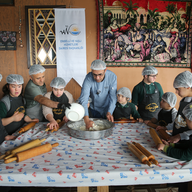 Van'da özel gereksinimli çocuklar fırında "Van Kıymalısı" hazırladı