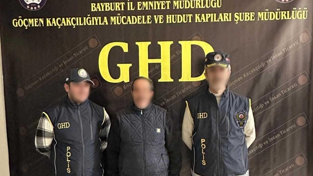 Bayburt'ta 2 düzensiz göçmen ile 1 göçmen kaçakçısı yakalandı