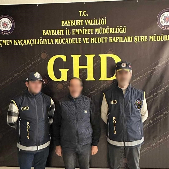 Bayburt'ta 2 düzensiz göçmen ile 1 göçmen kaçakçısı yakalandı