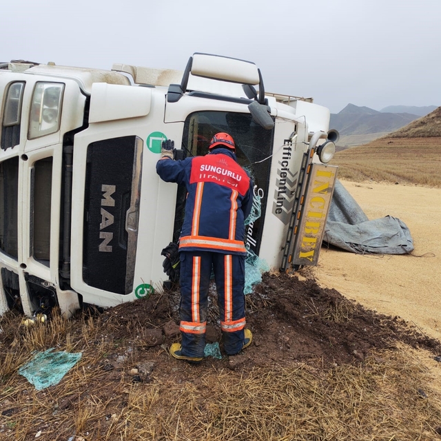 Çorum'da devrilen tırın sürücüsü yaralandı