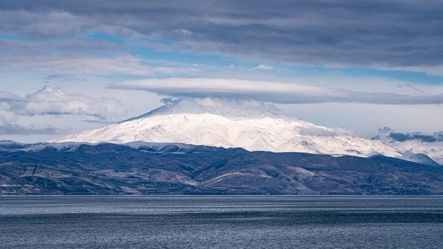 Süphan Dağı'nın zirvesinde mercek bulutu oluştu