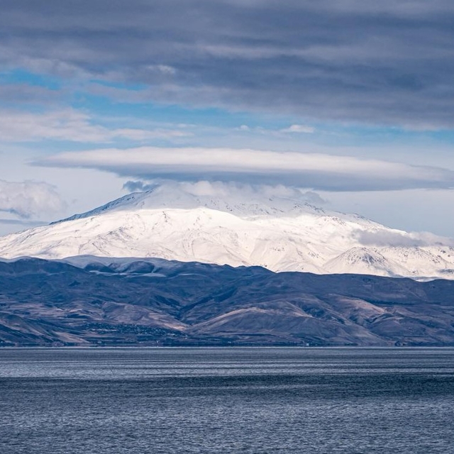 Süphan Dağı'nın zirvesinde mercek bulutu oluştu
