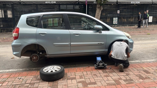 Antalya'da park halindeki yaklaşık 20 aracın lastikleri kesildi
Lastiklerin kesilme anı güvenlik kamerasına yansıdı