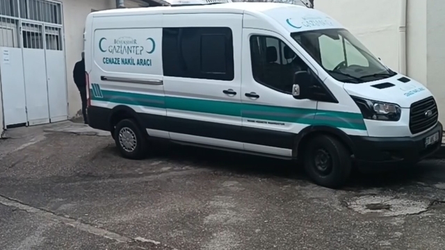 Gaziantep'te bariyerlere çarparak alev alan araçtaki sürücü hayatını kaybetti
Yanan aracın Mersin'de gasp edildiği öğrenildi