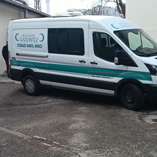 Gaziantep'te bariyerlere çarparak alev alan araçtaki sürücü hayatını kaybet...