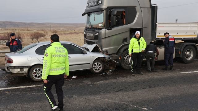 Otomobille tır kafa kafaya çarpıştı: 1 ölü 1'i ağır 3 yaralı