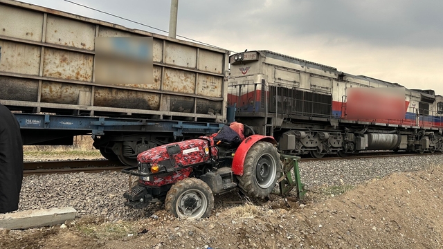 Adıyaman'da raylardan geçmeye çalışan traktöre tren çarptı: 1 yaralı
