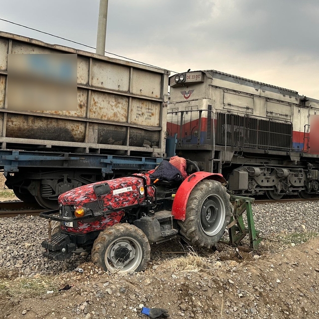 Adıyaman'da raylardan geçmeye çalışan traktöre tren çarptı: 1 yaralı