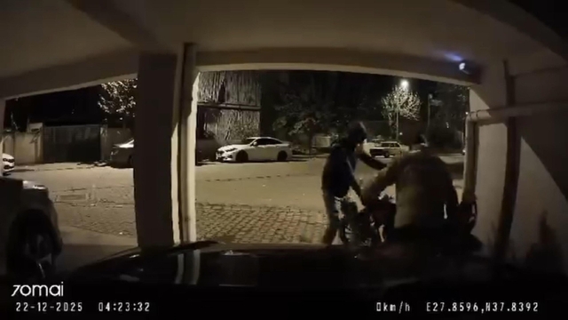 Apartmanlardan 4 motosiklet çalan şüpheliler yakalandı; o anlar kamerada