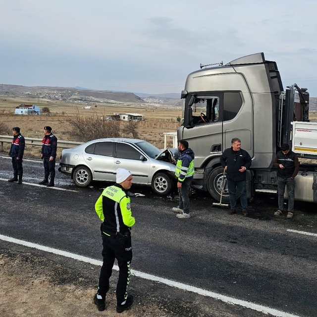Nevşehir'de TIR ile otomobil çarpıştı: 1 ölü, 3 yaralı