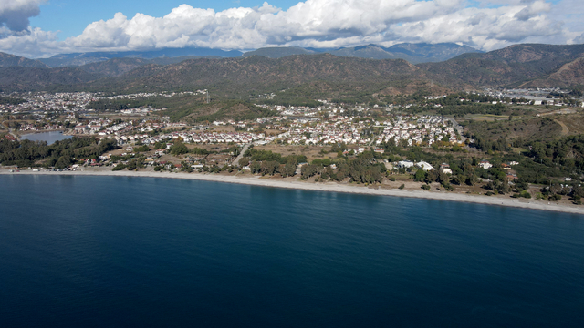 Fethiye sahilinde imara aykırı yapıların yıkımı tamamlandı