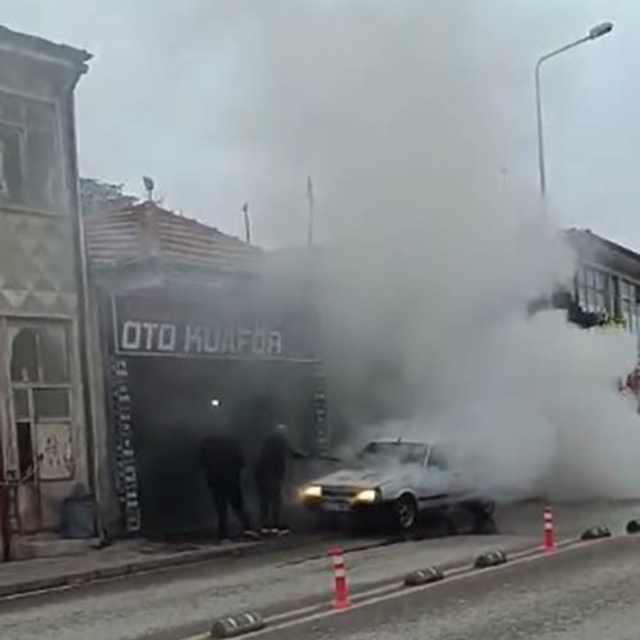 Seyir halindeki otomobil yandı, esnaf yardıma koştu