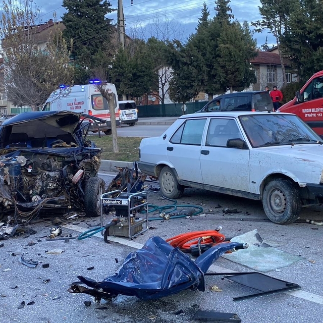 Kazada ağır yaralanan 16 yaşındaki gençten 15 gün sonra acı haber
2 kişinin...