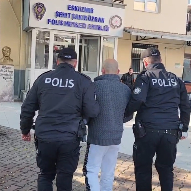 İzmir'de aranan 2 şüpheli kıskıvrak yakalandı