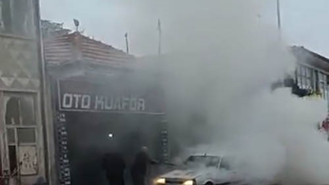 Seyir halindeki otomobil yandı, esnaf yardıma koştu