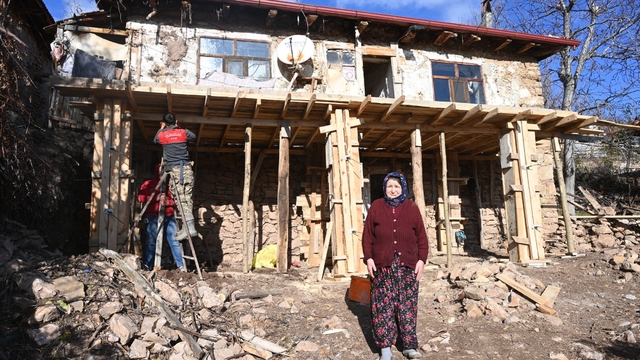 Isparta'da yaşlı kadının 70 yıllık evi daha güvenli bir yuvaya dönüştürüldü
Yaşlı kadının zor günlerinde evinin tadilatına belediye sahip çıktı