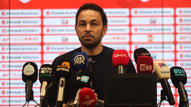 Selçuk İnan: "Yenilmez olmak istiyoruz"
Kocaelispor Teknik Direktörü Selçuk İnan:
"Şu an Tarkan giderse 1 Türk oyuncu transfer edebiliyoruz"
"Cezamız kalkarsa transferde iş değişir"